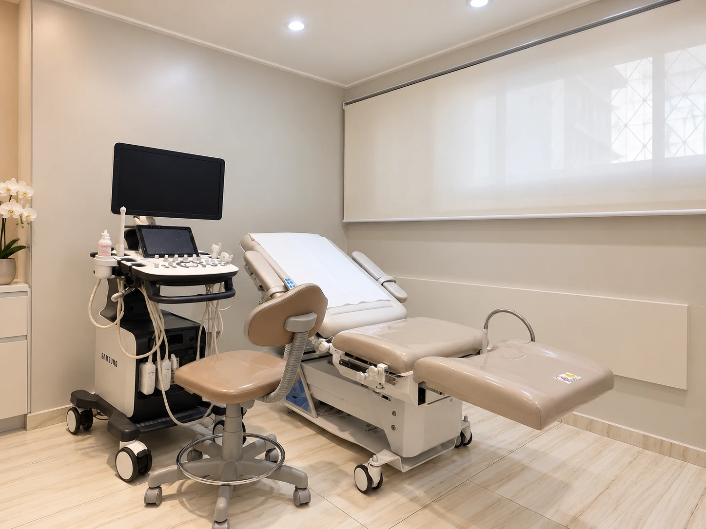 Sala de atendimento médico equipada para consultas